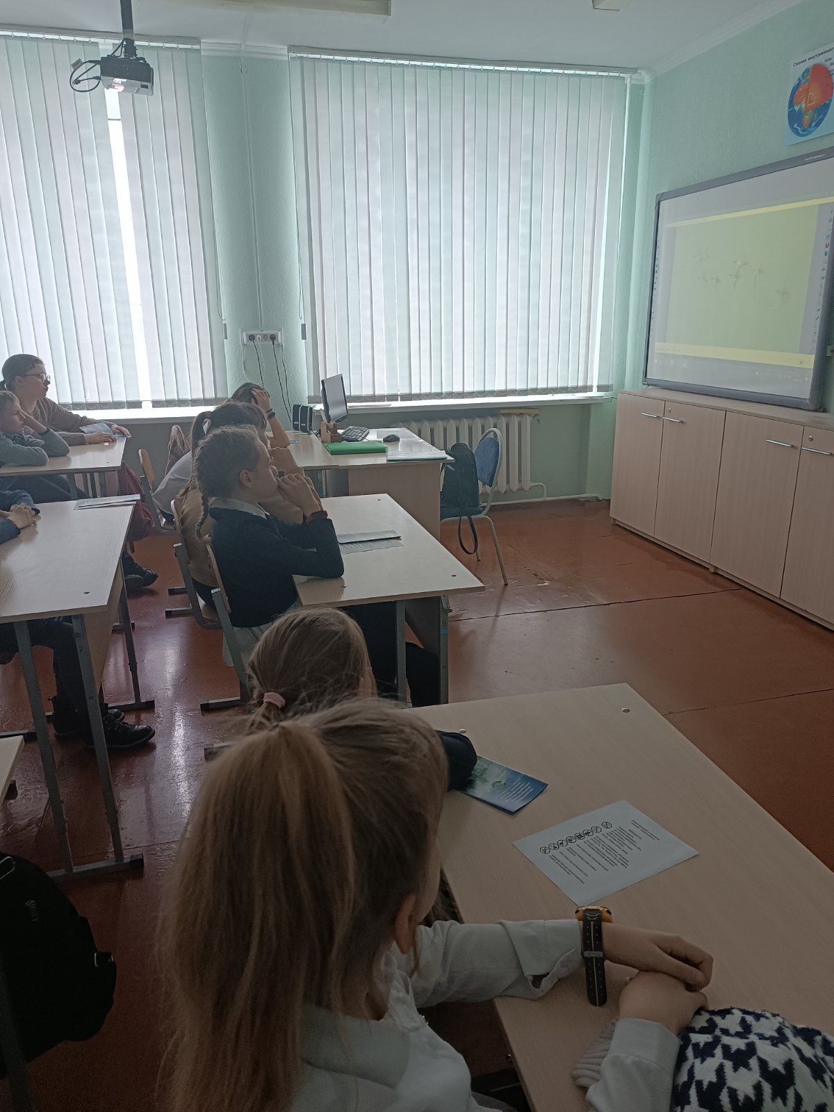 Информационный час в средней школе.